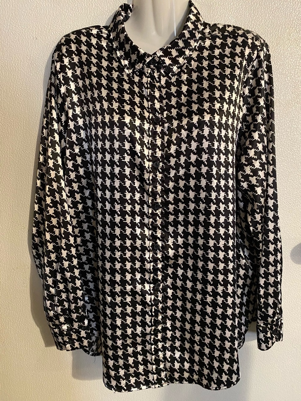 Floral & Ivy size M black and white button up dressy top